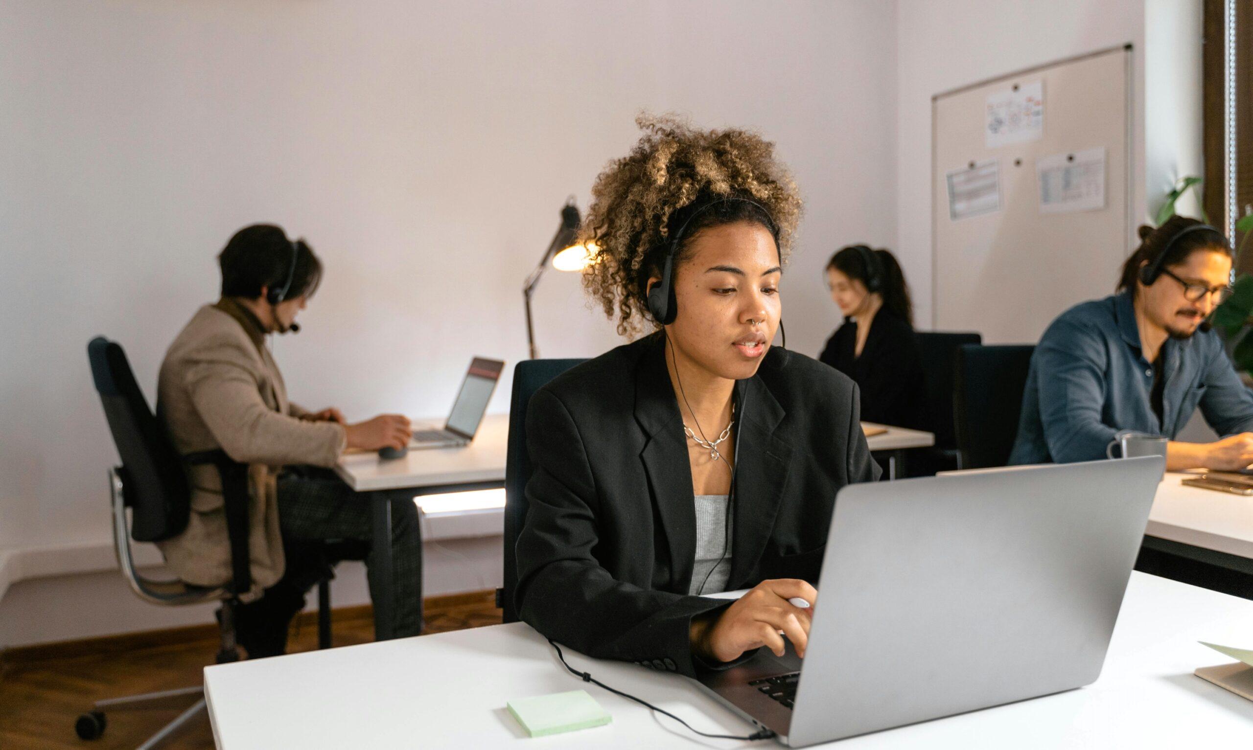 Angestellte arbeiten mit einem Ticketing System