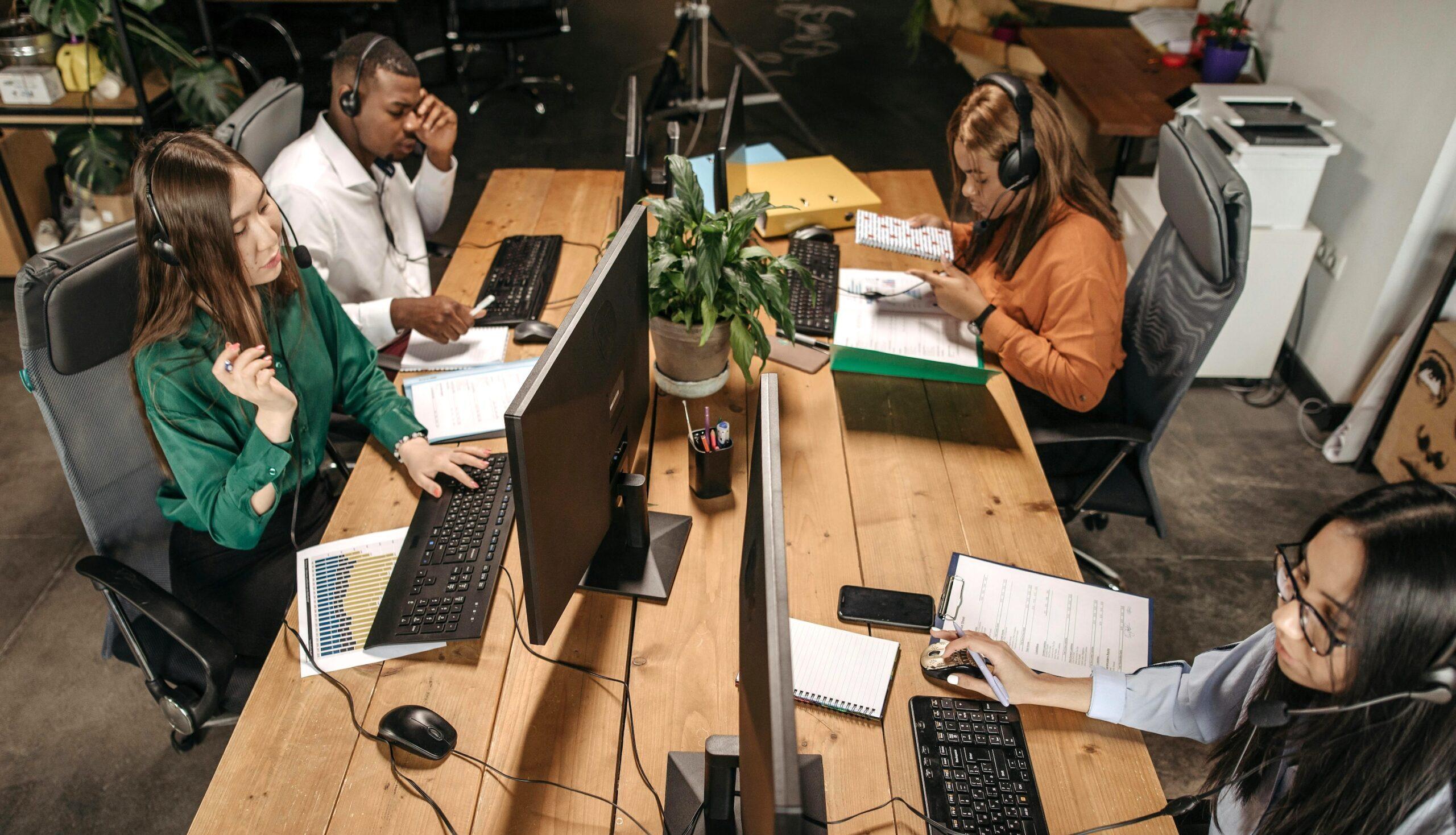 Menschen, die mit KI in der Personalarbeit tätig sind