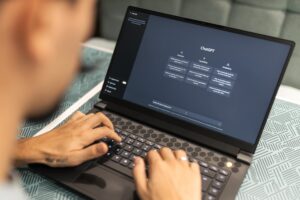 Nutzer am Rechner mit ki-use-cases im hr-bereich
